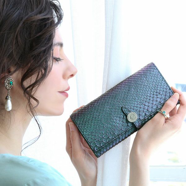 ミニマリストにおすすめのレディース財布｜cooga（クーガ）Flat python aurora（フラットパイソンオーロラ） 